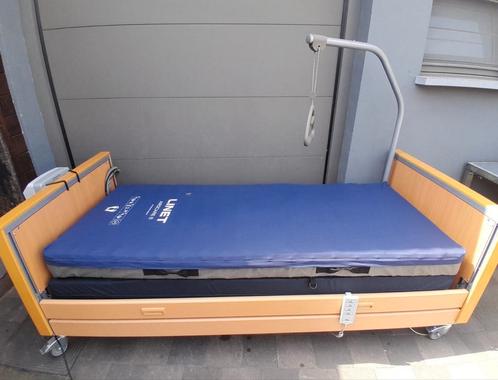 Ziekenhuisbed met matras, alternerende matras en optrekstang, Diversen, Verpleegmiddelen, Zo goed als nieuw, Ophalen