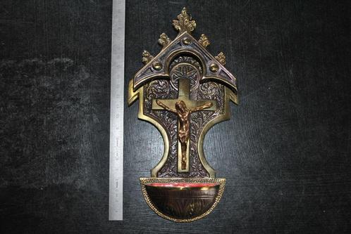 Groot koperen wijwatervat Christ on the Cross goudkle, Antiek en Kunst, Antiek | Religieuze voorwerpen, Ophalen of Verzenden
