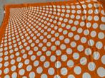 Nieuwe sjaal oranje/witte bollen 90/90 cm gratis verzending, Ophalen of Verzenden, Nieuw, Sjaal