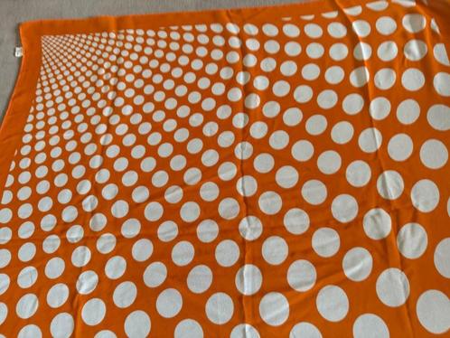 Nieuwe sjaal oranje/witte bollen 90/90 cm gratis verzending, Kleding | Dames, Mutsen, Sjaals en Handschoenen, Nieuw, Sjaal, Ophalen of Verzenden