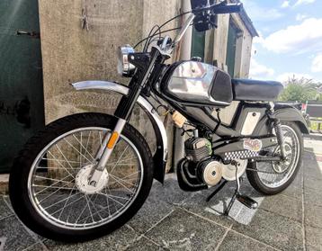 Gerestaureerde bromfiets met papieren beschikbaar voor biedingen