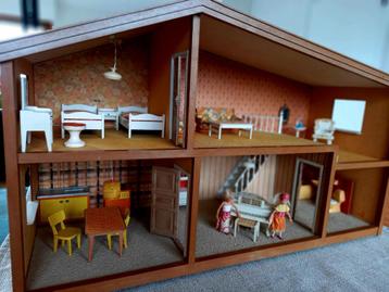 MAISON DE POUPÉE VINTAGE EN BOIS 1970 COMPLÈTE disponible aux enchères