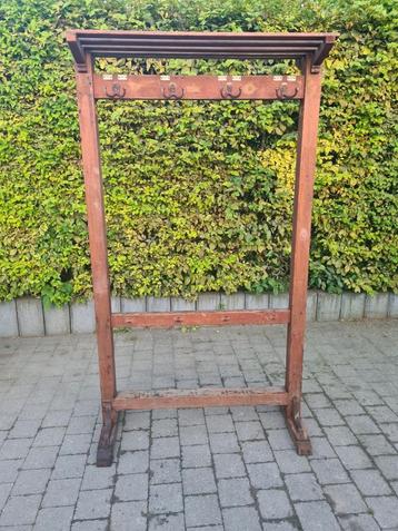 Oude houten schoolkapstok  beschikbaar voor biedingen