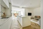 Strakke moderne mat witte eilandkeuken + Gedemonteerd