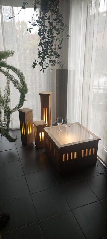 Eiken salontafel met 3 eiken staanlampen beschikbaar voor biedingen