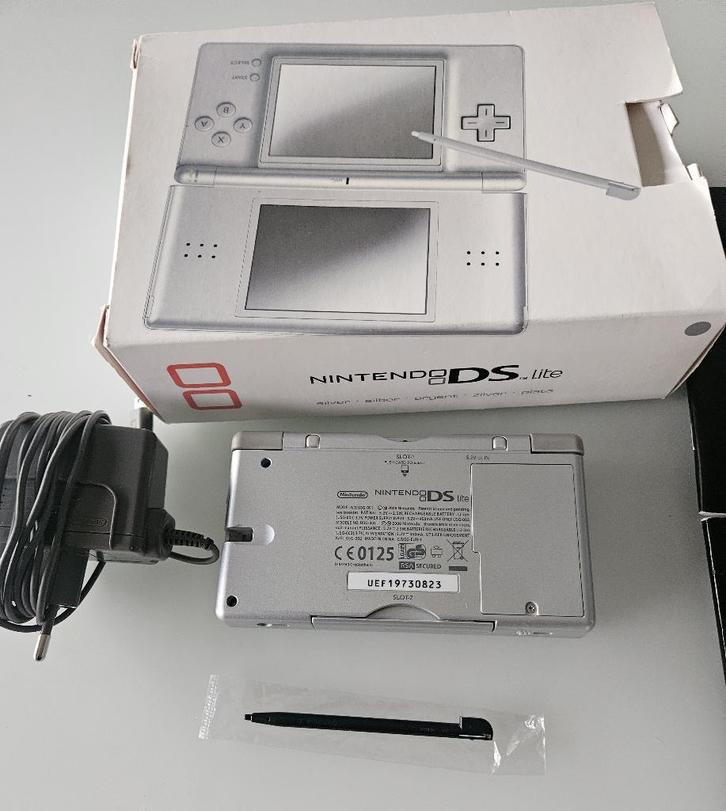Nintendo DS Lite console incl 1 Mario spel, Games en Spelcomputers, Spelcomputers | Nintendo DS, DS Lite, Zilver, Ophalen of Verzenden