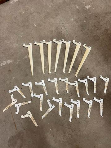 Lot metalen  plankdragers. beschikbaar voor biedingen