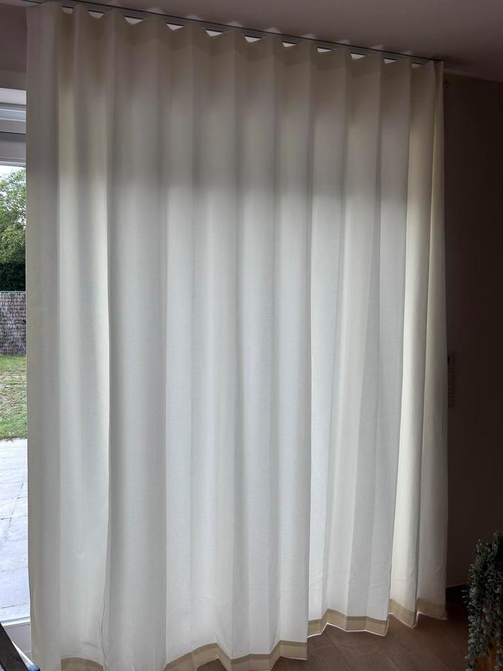 Gloednieuwe witte gevoerde gordijnen met rails en bevestigin, Huis en Inrichting, Stoffering | Gordijnen en Lamellen, Nieuw, 200 cm of meer