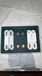 Lacoste . Neuf 2 paires de lacets siglés + 4 plaques, Kleding | Heren, Schoenen, Ophalen of Verzenden, Nieuw, Lacoste, Overige typen