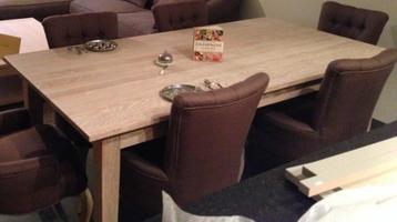Mooie eettafel in eik  beschikbaar voor biedingen