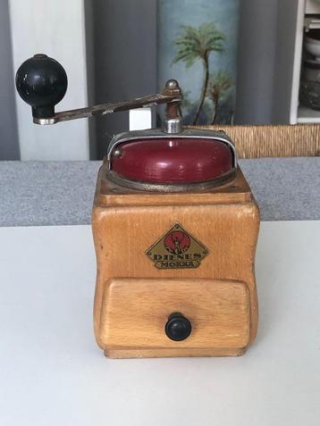 Oude koffiemolen Diennes Mokka  beschikbaar voor biedingen