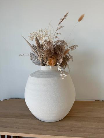 Vaas met droogbloemen beschikbaar voor biedingen