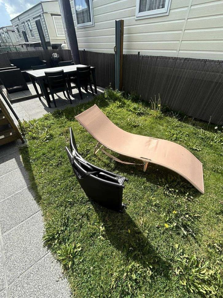 Plooibare zalmroze en zwart ligbed 35 euro stuk, Tuin en Terras, Ligbedden, Zo goed als nieuw, Ophalen