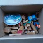 Een doos vol houten bouwblokken en varia accessoires., Kinderen en Baby's, Speelgoed | Houten speelgoed, Ophalen, Gebruikt