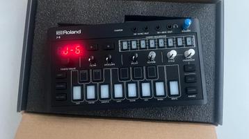 Roland Aira Compact J-6 chord synthesizer, nieuwstaat, Enlèvement ou Envoi, Comme neuf, Roland, Avec connexion MIDI