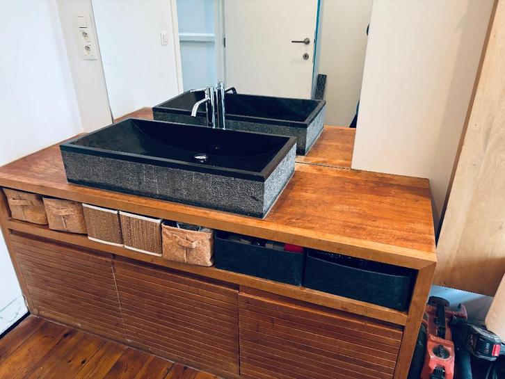 Meuble de salle de bain en teck, lavabo et robinet en pierre, Maison & Meubles, Salle de bain | Meubles de Salle de bain, Utilisé