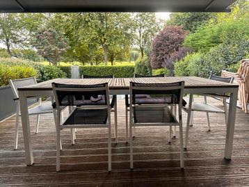 Tuintafel met 8 stoelen beschikbaar voor biedingen