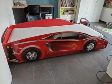 Lit enfant rouge en forme de voiture beschikbaar voor biedingen
