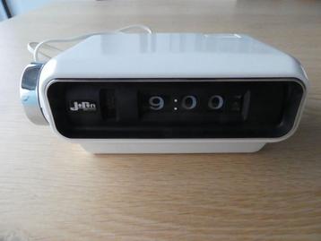 Vintage elektronische klok beschikbaar voor biedingen