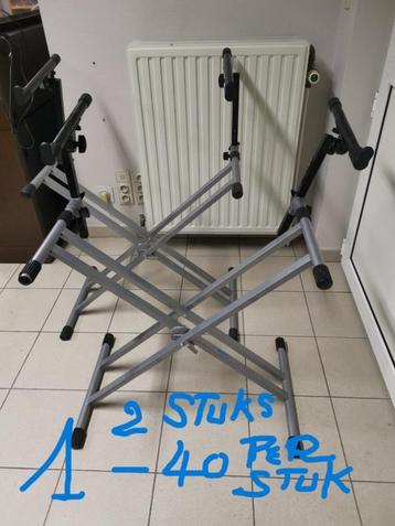 Afprijzing Verschillende Keyboard standaard's  beschikbaar voor biedingen