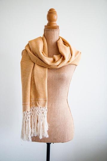 Mooie handgemaakte katoenen sjaal in geel beschikbaar voor biedingen