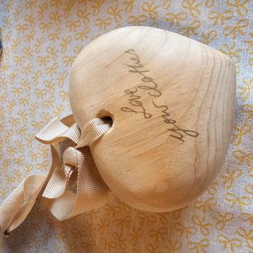 Cederhouten hart.  beschikbaar voor biedingen