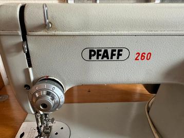 Pfaff 260 met bijhorend meubel