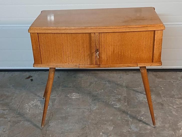 Machine à coudre Singer dans meuble, Hobby & Loisirs créatifs, Machines à coudre & Accessoires, Utilisé, Machine à coudre, Singer