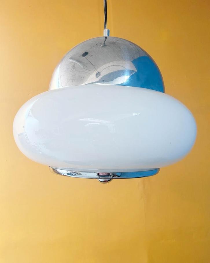 Vintage „" Saturn "” hanglamp in chroom en opaline glas”, Huis en Inrichting, Lampen | Hanglampen, Zo goed als nieuw, 75 cm of meer