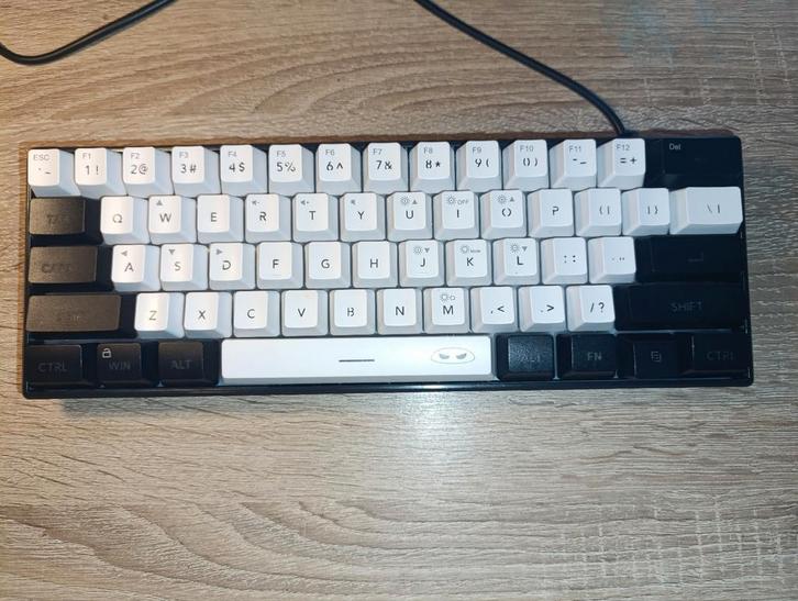 magegee membrane gaming keyboard 60%, Computers en Software, Toetsenborden, Zo goed als nieuw, Qwerty, Bedraad, Gaming toetsenbord