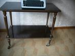Table d'appoint/table TV vintage en acajou sur roulettes, Maison & Meubles, Comme neuf, 50 à 100 cm, Rectangulaire, 25 à 50 cm