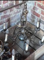 Lustre tres anciens, Enlèvement