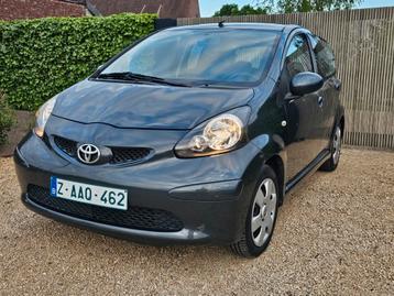 Toyota aygo 1.0 vvti _ 50kw / boîte automatique _ airco !!, Auto's, Toyota, 4 zetels, Stof, 50 kW, Zwart