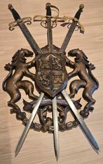 Een houten wanddecoratie van een wapenschild met zwaarden., Ophalen, Zwaard of Sabel