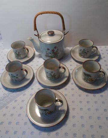 Thee Servies (6Kopjes+schoteltjes+theepotje) beschikbaar voor biedingen