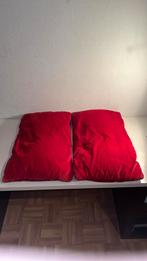 Twee rode kussens, bank of bed, Rechthoekig, Zo goed als nieuw, Rood