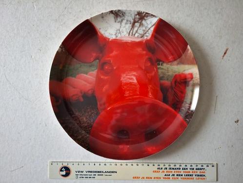 Porseleinen bord van William Sweetlove met rood zwijntje, Antiek en Kunst, Kunst | Designobjecten, Ophalen of Verzenden