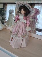 Pop porseleinen pop Victoiaanse klederdracht incl. standaard, Verzamelen, Ophalen of Verzenden, Pop