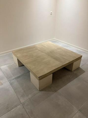 Moderne lage salontafel - 119cm x 119cm beschikbaar voor biedingen