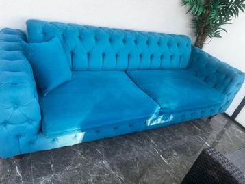 Stijlvolle blauwe chesterfield-zetel – zeer comfortabel beschikbaar voor biedingen