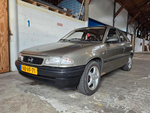 Opel Astra F 1.4 8V 3drs 1995 rookzilver 171700km, Auto's, Opel, Particulier, Astra, Mistlampen, Radio, Benzine, Overige carrosserie