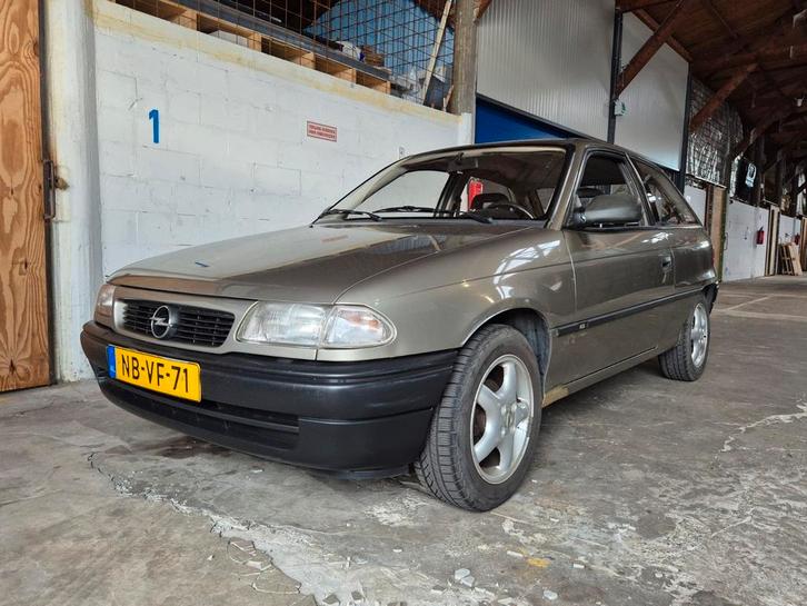 Opel Astra F 1.4 8V 3drs 1995 rookzilver 175700km, Auto's, Opel, Particulier, Astra, Mistlampen, Radio, Benzine, Overige carrosserie