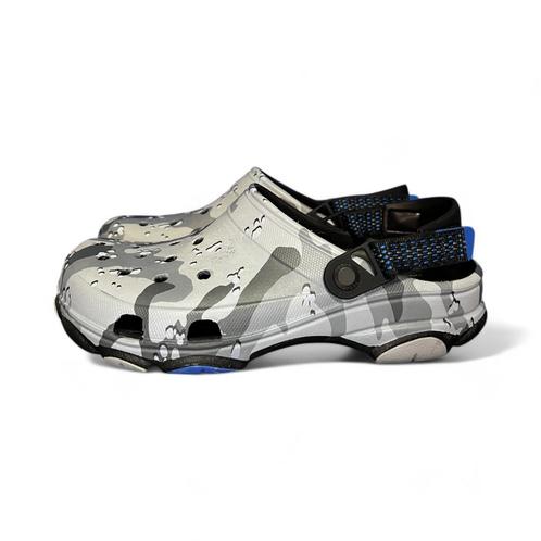 Crocs Classic All-Terrain Clog Desert Camo Grey - 42.5, Kleding | Heren, Schoenen, Nieuw, Slippers, Overige kleuren, Verzenden