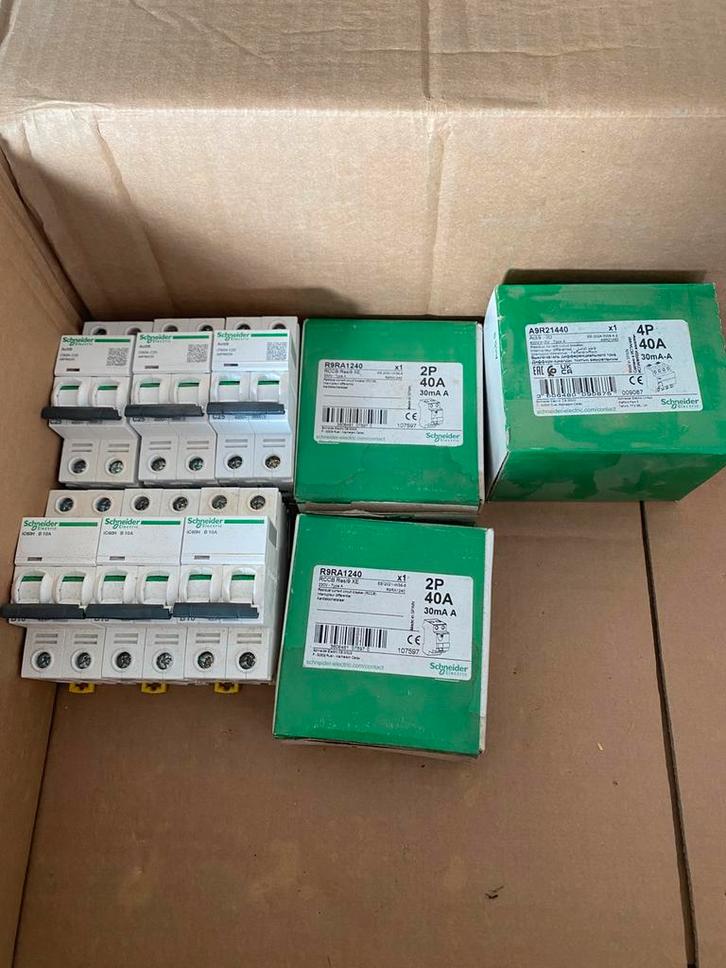 3 Schneider verliesstroomschakelaars, 6 automaten + Vyn. Con, Hobby & Loisirs créatifs, Composants électroniques, Neuf, Enlèvement ou Envoi