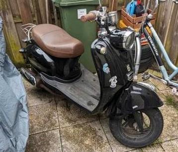BTC scooter strat en rijdt heel goed alle papieren aanwezig  beschikbaar voor biedingen