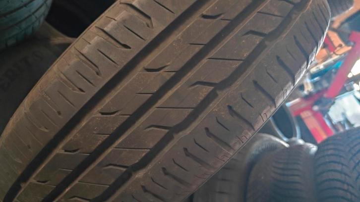 Banden 185/65r15 semperit 30€ per stuk met plaatsen 18565r15, Auto diversen, Autosport-onderdelen, Zo goed als nieuw, Ophalen of Verzenden