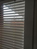 Witte lamellen raam, Ophalen