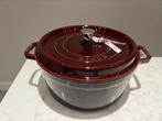 TIP: Staub La Cocotte 26 cm grenadine heel in goede staat, Huis en Inrichting, Keuken | Potten en Pannen, Gietijzer, Ophalen of Verzenden