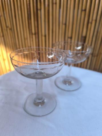 Twee champagneglazen/glazen vintage gegraveerd glas uit 1960 beschikbaar voor biedingen