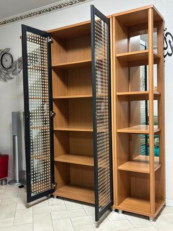 Armoire vitrée bibliothèque avec étagère  disponible aux enchères